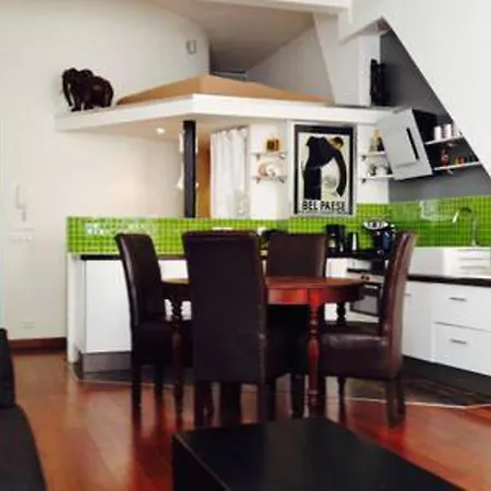 Romantic Close To Le Marais Daire