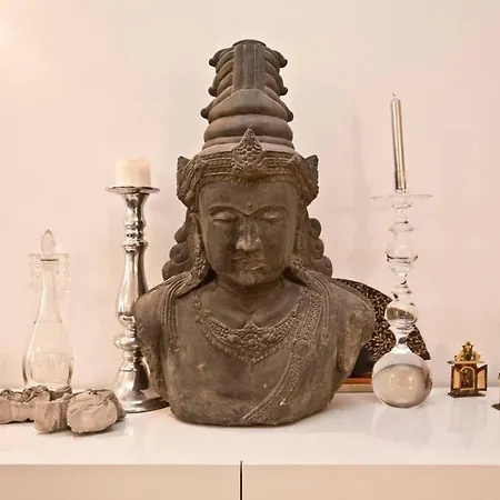 Romantic Close To Le Marais Daire